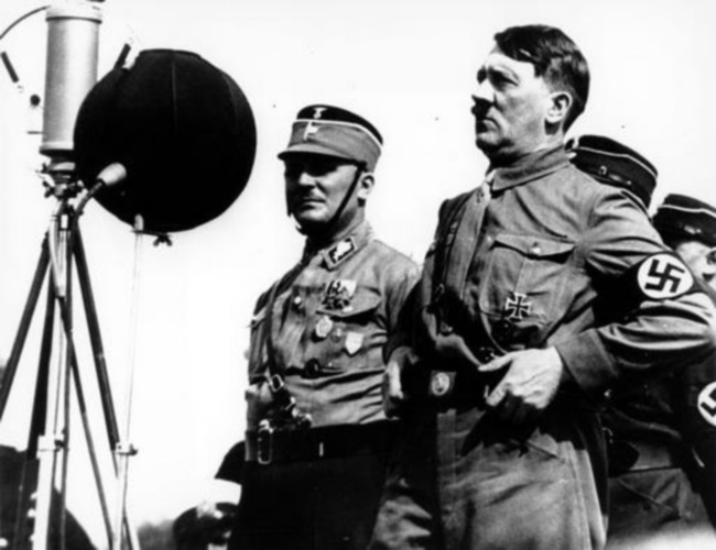 אדולף היטלר נואם בקייל, גרמניה מול 30,000 חיילים נאצים. 1933. צילום: אי פי
