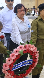הגב' אתי בן-שֹהָם עם בנה מתן ובני משפחתו, בטקס יום הזיכרון ביד לשריון, אפריל 2015