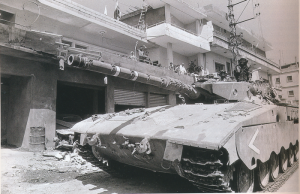 טנק מרכבה סימן 1 – טבילת אש ראשונה במלחמת שלום הגליל. בצילום הטנק בביירות. מתוך המאבק לביטחון ישראל