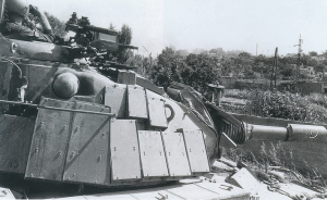 טנק מגח 6ב עם מיגון ריאקטיבי "בלטן" בלבנון. מיגון ריאקטיבי זה היה הראשון בעולם שנחשף במלחמה זו. מתוך המאבק לביטחון ישראל