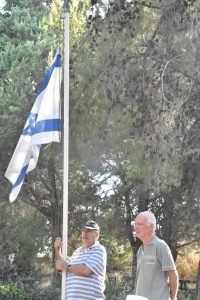 הורדת הדגל לחצי התורן על ידי מר משה יורפסט ומר דרור בן הרואה, מלוחמי גדוד 410 (צילום: לאה נוקד)