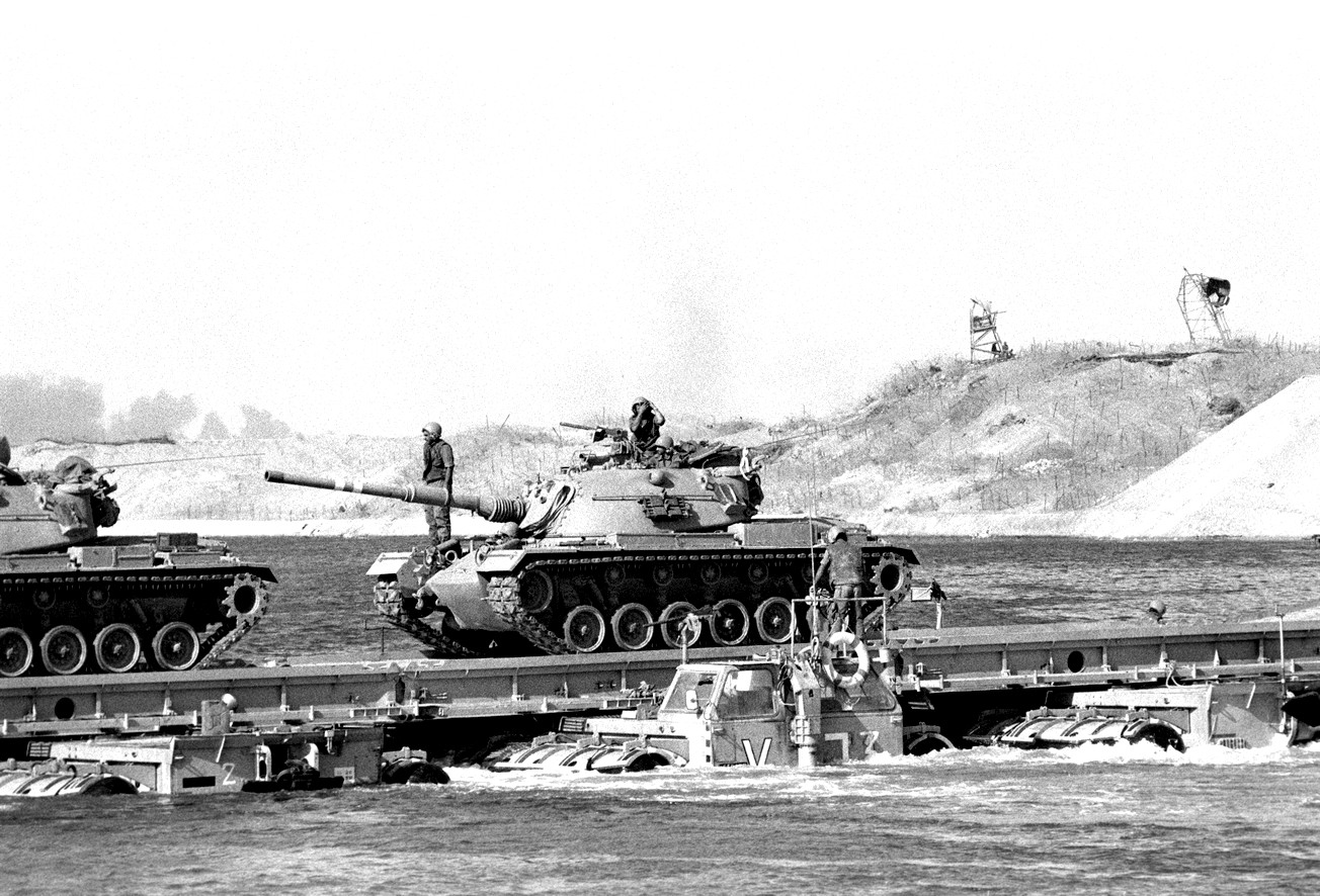 טנקים מסוג מגח 3 105 מ"מ צולחים את תעלת סואץ במהלך מלחמת יום הכיפורים. צילום: "בתמונה"