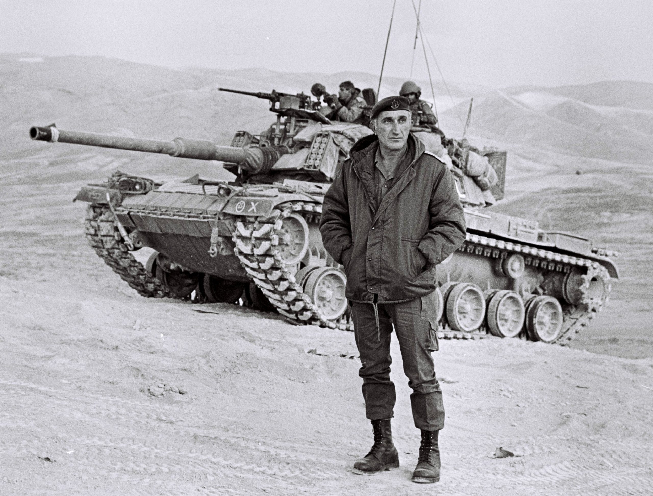 טנק מגח 6ר של חטיבה 500 במהלך אימון בבקעת הירדן. בחזית, הרמטכ"ל רב אלוף משה לוי ז"ל. צילום: חטיבה 500
