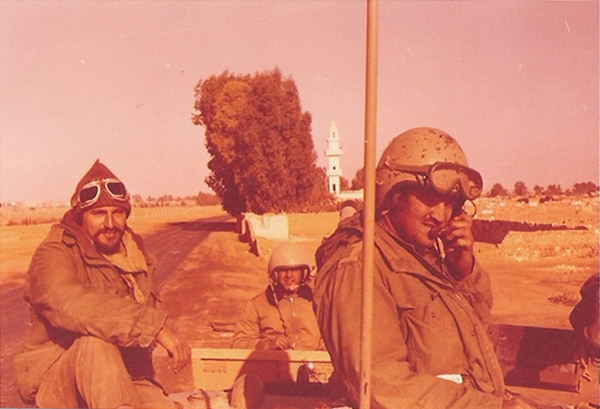 באפריקה עם חלק מאנשי הצוות יאיר ליטביץ (משמאל) על הטנק בפאתי פאיד
