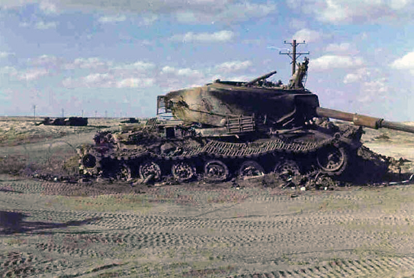 הטנק של יואב ברום ז"ל (בתמונה משמאל) מפקד הגדוד, סמוך לצומת הארור