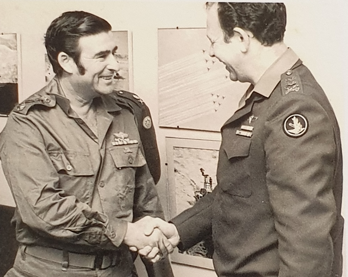 בקבלת דרגת אל"ם מהרמטכ"ל מוטה גור, 1976