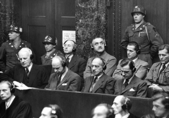 כמה מהבכירים הנאצים שהועמדו לדין במשפטי נירנברג, 1945. ASSOCIATED PRESS