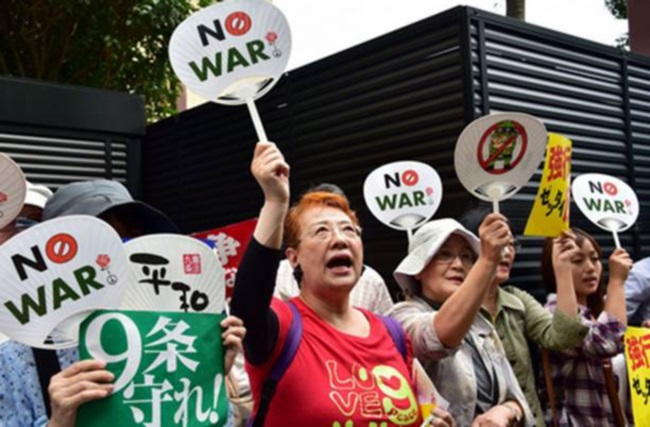 יפנים מפגינים נגד שינוי החקיקה שמוביל רה"מ שינזו אבה, החודש. אי-אף-פי