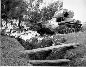 הטנק הסורי "רנו" ב־1948 לאחר שנעצר על פני התעלה בקובוץ דגניה א' | צילום: לני זוננפלד