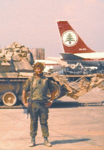 ברוך לוית ליד טנק של חטיבה 500 בשה התעופה ביירות