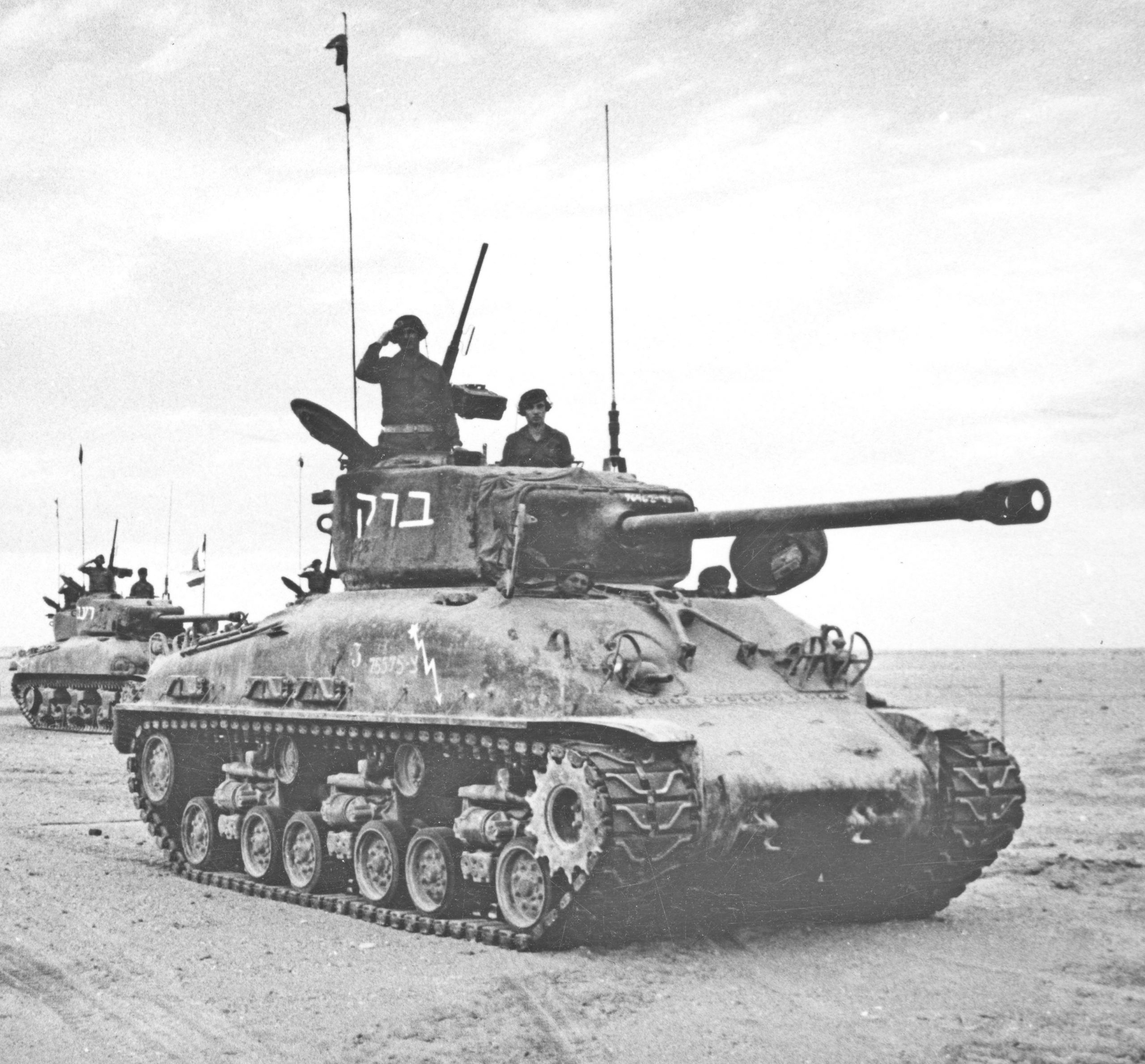הטנק של מוישה במסדר הניצחון לאחר מלחמת סיני (מבצע קדש). הטנק אינו הטנק שהשתתף במלחמה אלא טנק שרמן משופר (מזקו"ם רחב) שסופק לאחר המלחמה. הטנק שמספרו 75575 נושא את השם "ברק" משני צידי הצריח וכן את הברק והכוכב הלקוחים מתג חטיבה 7. הטנק משמאל, בעל מזקו"ם צר, נושא את השם "רעם".