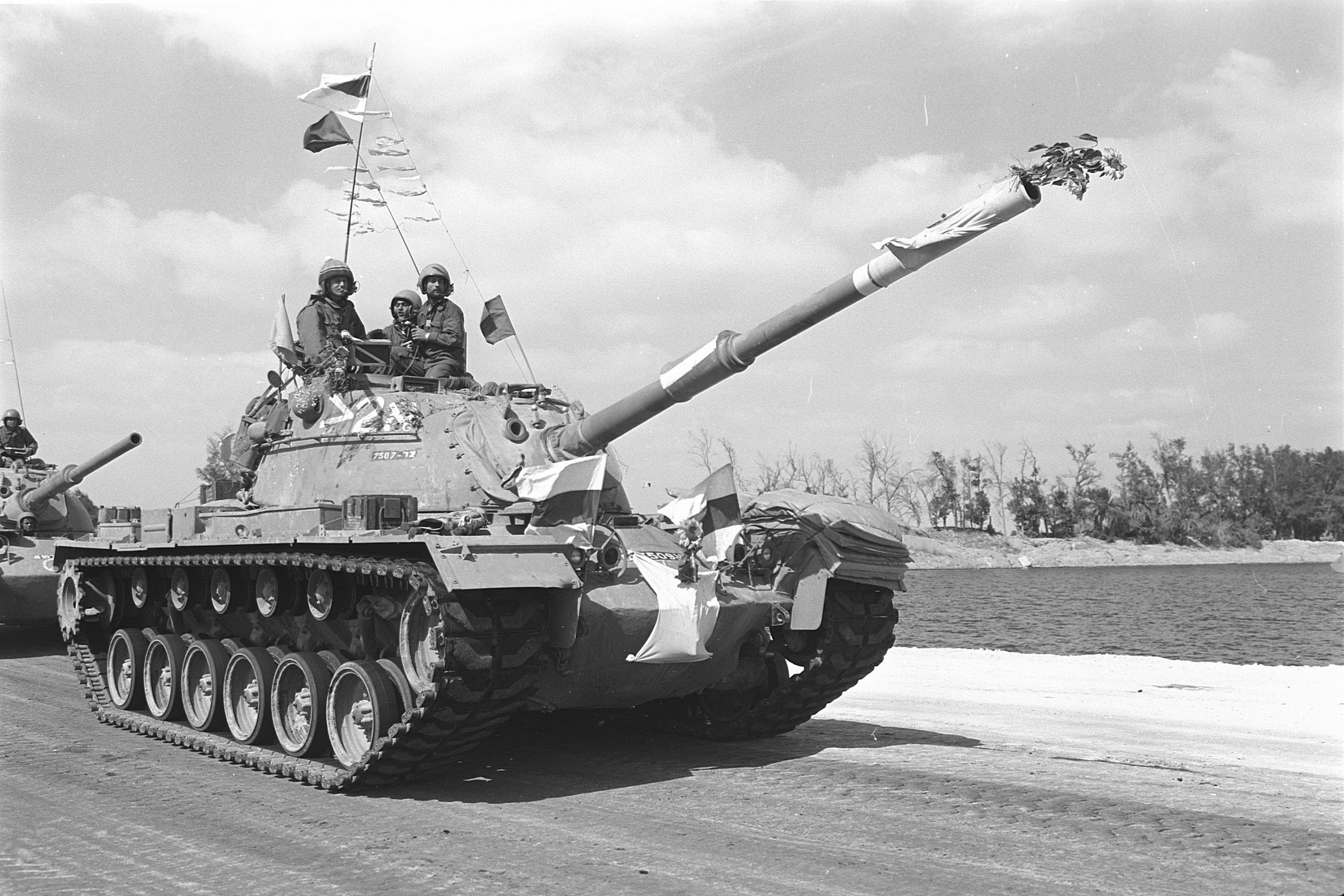 טנק מגח 3 של חטיבה 421 (חטיבת הצליחה – מילואים) מקושט בדגלים ופרחים במהלך חציית התעלה מזרחה. (יד לשריון ע"י בתמונה)