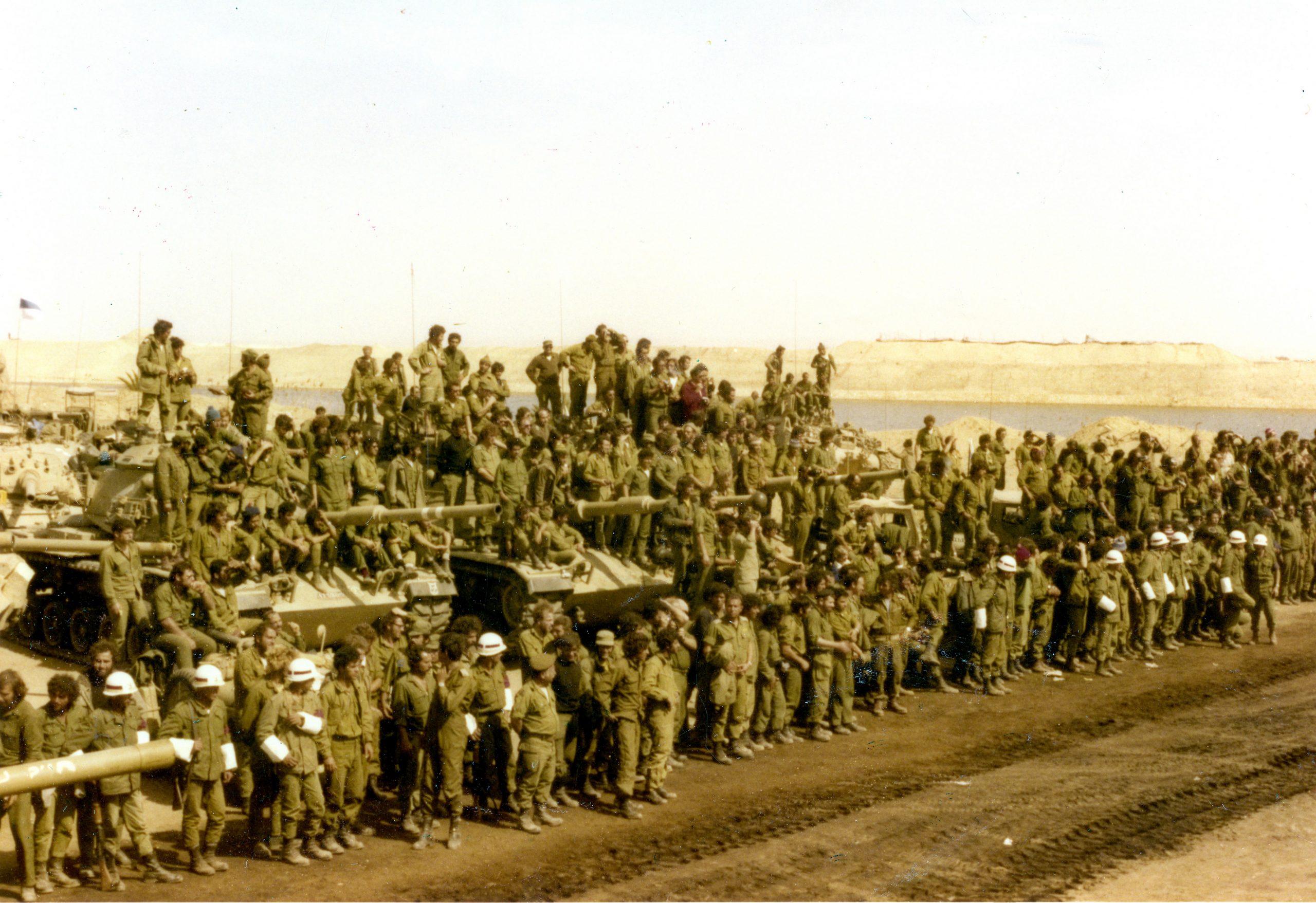 טנקים מסוג מגח 6א (M60A1) של חטיבת המילואים 600 וגדוד הסיור 87, וטנקים מסוג מגח 3 (M48A3) של חטיבה 421, וצוותיהם,  במסדר הסיום של "יציאת מצריים", בסמוך לגשר היבשתי. (יונתן אדרת – חטיבה 421)