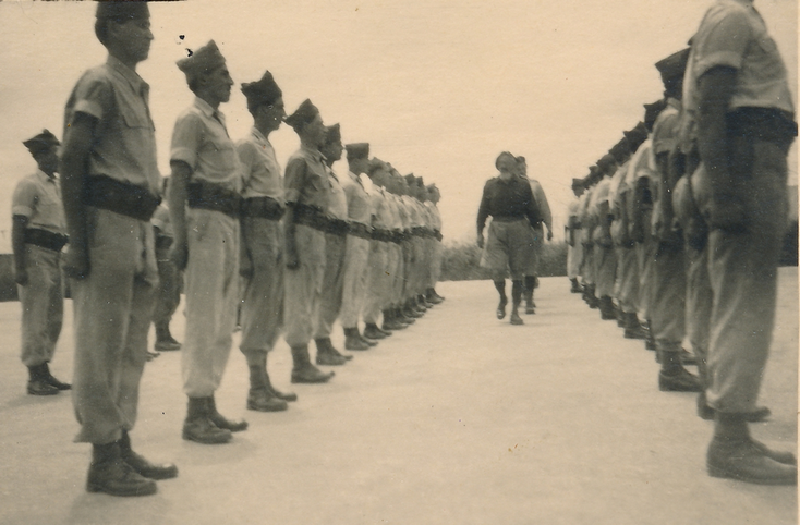 מפקד חטיבה 8 האלוף יצחק שדה, במכנסיים קצרים בין שתי שורות החיילים, בודק מסדר