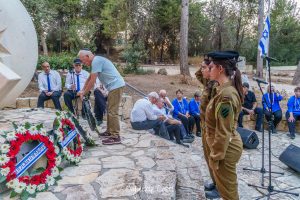 הנחת זר העמותה על ידי שמעון שרון