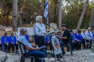 תמי לוויתן מנחל עוז אחותו של רפי מצפון ז"ל נושאת את דבר המשפחות השכולות