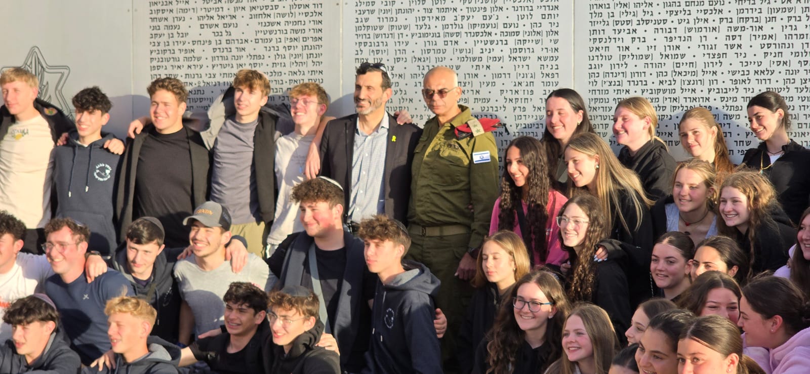 קבוצת בני נער מדרום אפריקה עם הרב דורון פרץ אביו של סרן דניאל פרץ ז"ל