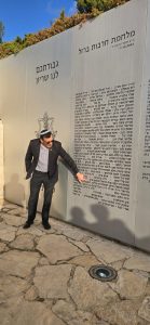 הרב דורון פרץ מצביע על שם בנו בכותל השמות