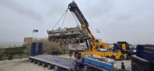 הנפת כלי הרקם לקראת הצבתו