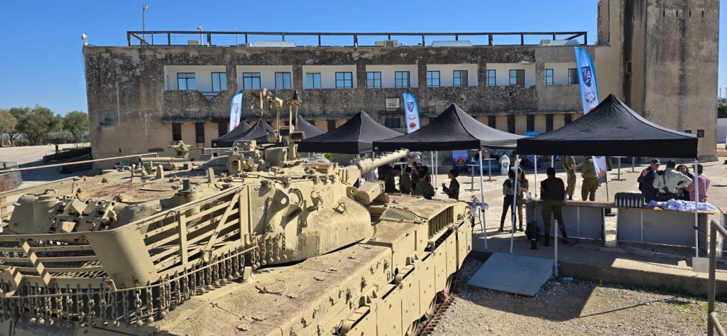 כנס משפחות שכולות חטיבה 7 גדוד 79 קבלת המשתתפים ברחבת משטרת לטרון