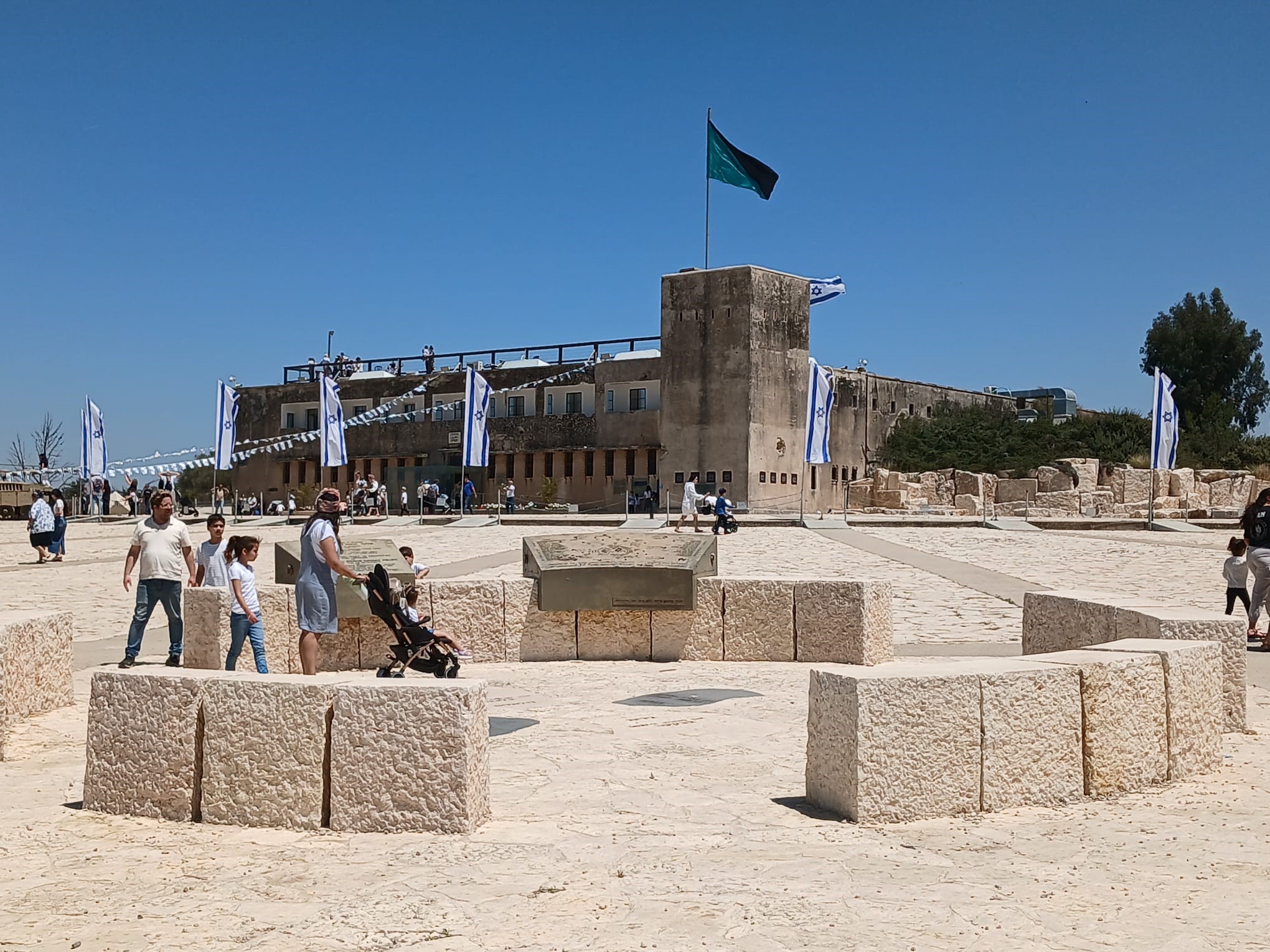 המשפחות מנצלות את היום החשוב לביקור באתר המורשת השריונאית