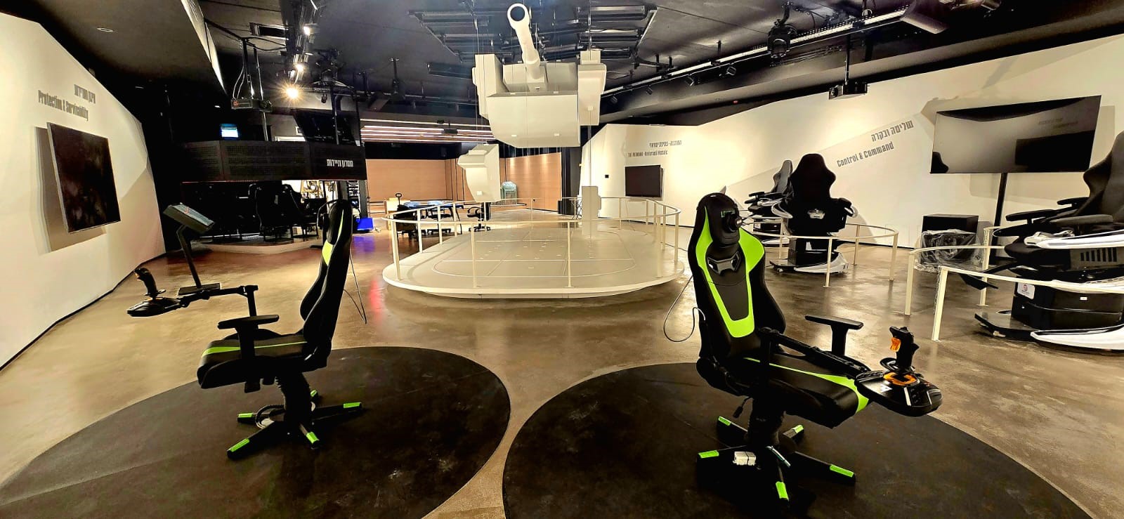 צוות האתר בעמדת ה-VR, סימולטור המדמה נהיגה בטנק המרכבה